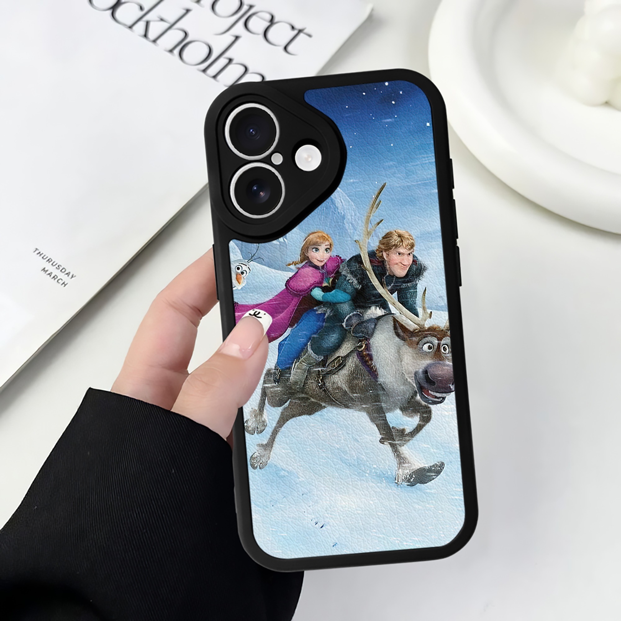 （画像用） アナと雪の女王 アンナ エルサ Frozen Anna Elsa 【iPhone 16シリーズ対応】シリコンスマホケース（レザー調） 材質：シリコン